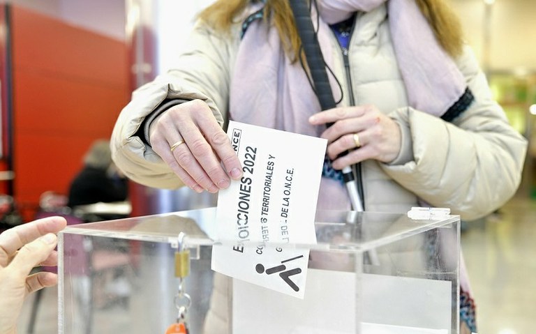 Primer plano de una afiliada votando en la Delegación Territorial de Madrid