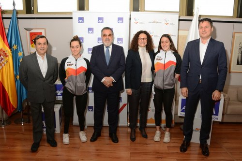 Foto de familia de la renovación del acuerdo con AXA
