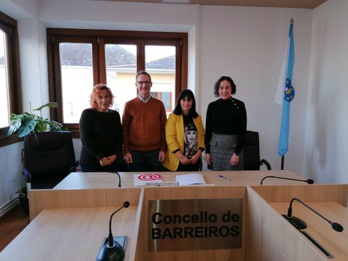 Foto de familia tras la firma del convenio entre el Ayuntamiento de Barreiros e Inserta Empleo