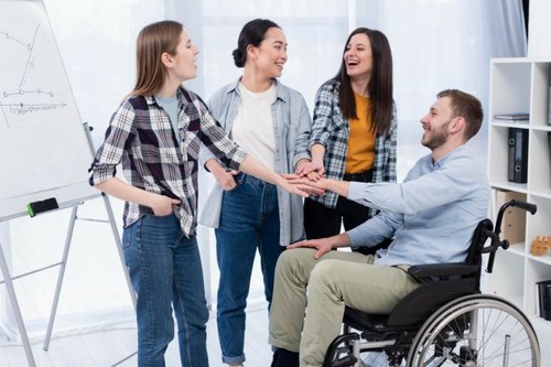 Un joven en silla de ruedas junto a otros jóvenes 