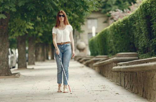 Mujer joven ciega 