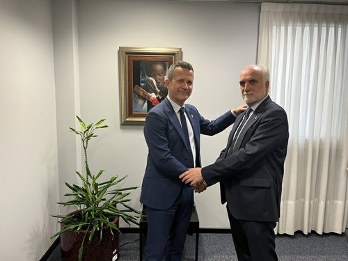 Bildarratz  y Andueza estrechan sus manos