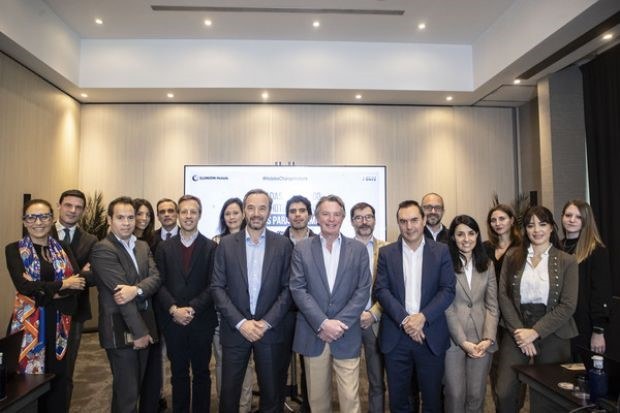 Foto de familia de los responsables de Ilunion Hotels con los clientes