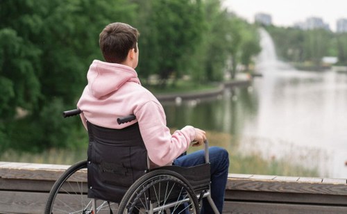 Joven en silla de ruedas