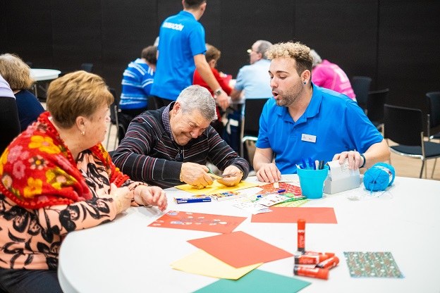 Momento de actividades de los mayores junto a los monitores
