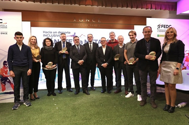 Foto de familia de todos los premiados junto a José Manuel Franco y  Miguel Carballeda