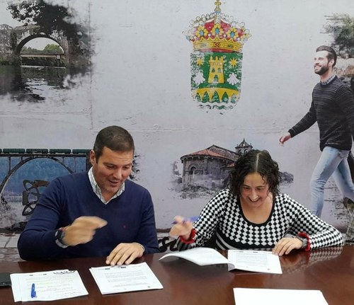 Momento de la firma en A Estrada