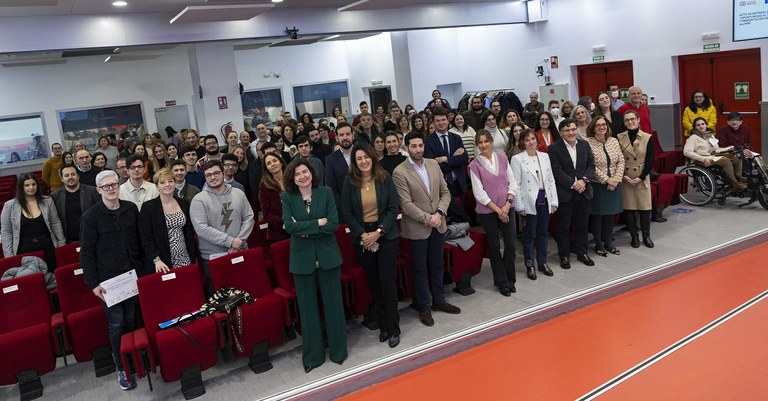 Foto de familia de los becados, empresarios y responsables de Fundación ONCE