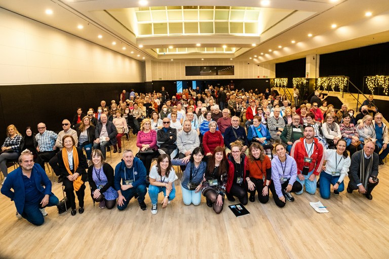 Todo el grupo de mayores, junto a Monereo (a la izquierda en primera fila) junto a Manoli Carrión y el grupo de monitores