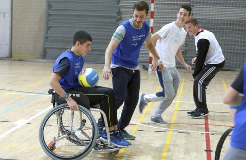 Jóvenes con y sin discapacidad juegan al baloncesto