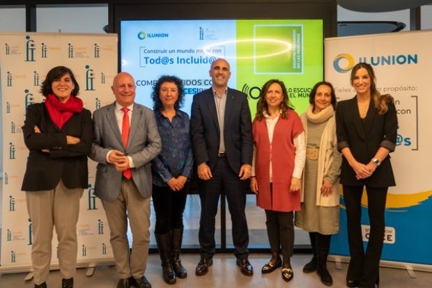 Foto de familia del acto de firma entre Ilunion Accesibilidad y FIAPAS