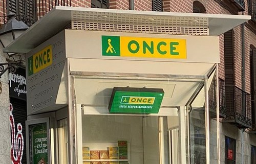 Kiosco de la ONCE con pantalla de juego responsable