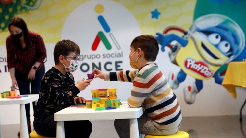 Dos niñois con discapacidad visual en un taller de juegos y actividades manuales