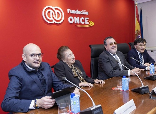 Cabecera de la mesa del Patronato de Fundación ONCE, presidida por la Infanta y Miguel Carballeda