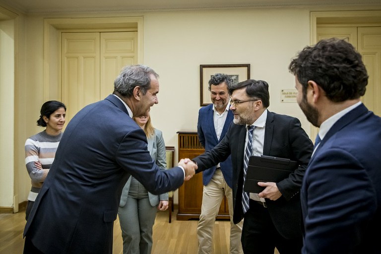 Allamand saluda a los responsables del área Internacional de la ONCE a su llegada al Consejo General de la ONCE