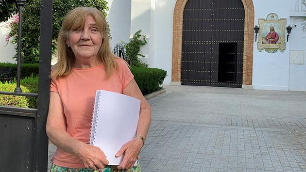 Teresa Rodríguez en la entrada de la Parroquia de la Paz, en el barrio del Porvenir de Sevilla