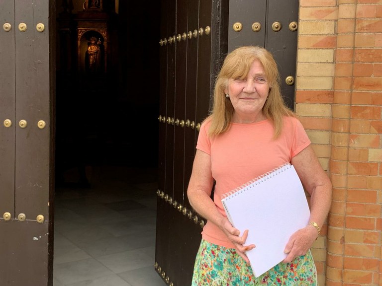 Teresa Rodríguez posa en la puerta de entrada de la parroquia de La Paz donde imparte catequesis, en Sevilla 