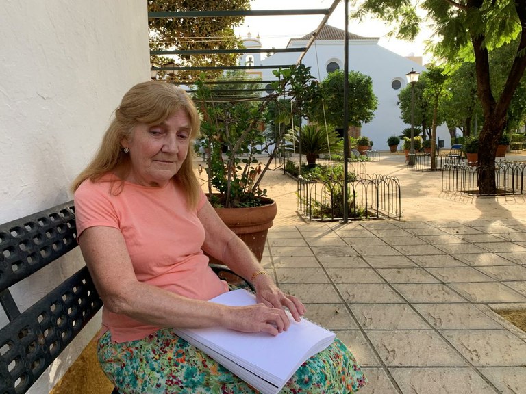 Teresa Rodríguez lee en braille desde que era una niña; en la imagen repasa 'con sus dedos' el temario que imparte en catequesis