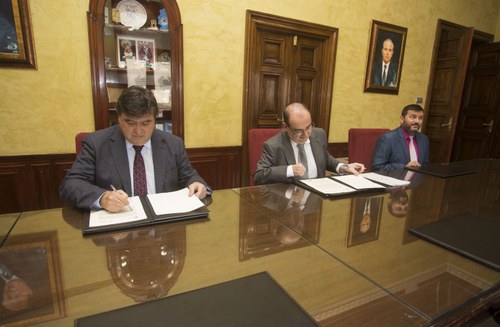 Acto de la firma del convemio Municip en Huelva