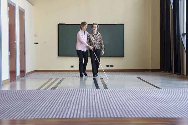 Una mujer afiliada junto a su técnica de rehabilitación