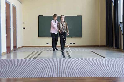 Una mujer afiliada junto a su técnica de rehabilitación