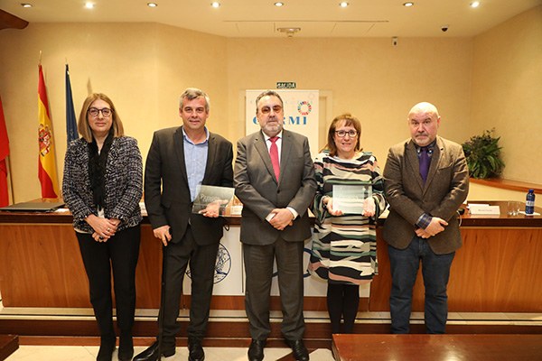 Los galardonados junto a los entregadores de los premios