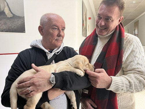 Los donantes con uno de los cachorros de la FOPG