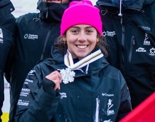 Audrey Pacual muestra su medalla
