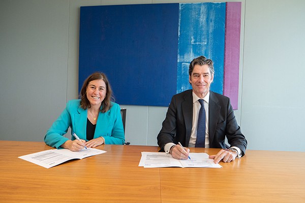 Momento de la firma entre ambas entidades