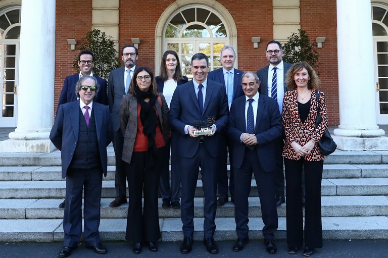 Foto de familia de Pedro Sánchez y los representantes de CEPES y SERES en Moncloa