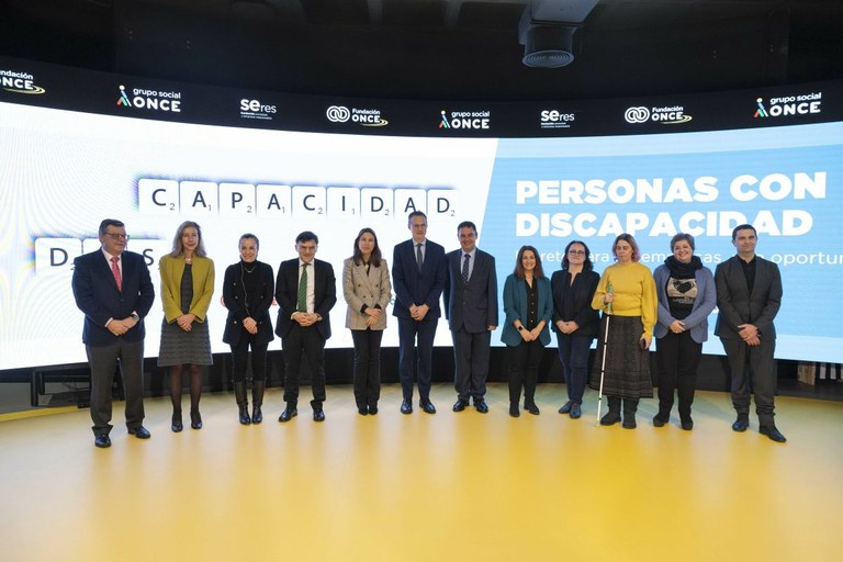 Foto de familia del acto entre Fundaciópn ONCE y la Fundación SERES