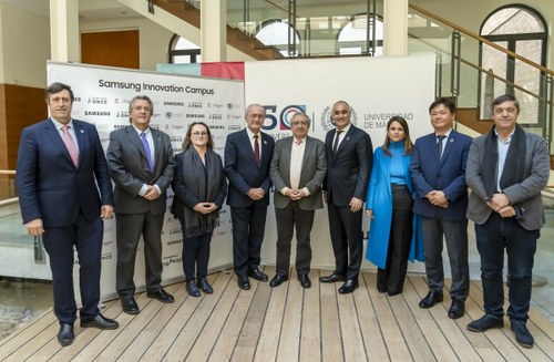 Foto de familia de la firma del acuerdo con Samsung
