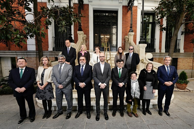 Foto de familia de todos los miembros del Consejo junto a Nacho Álvarez y Jesús Martín
