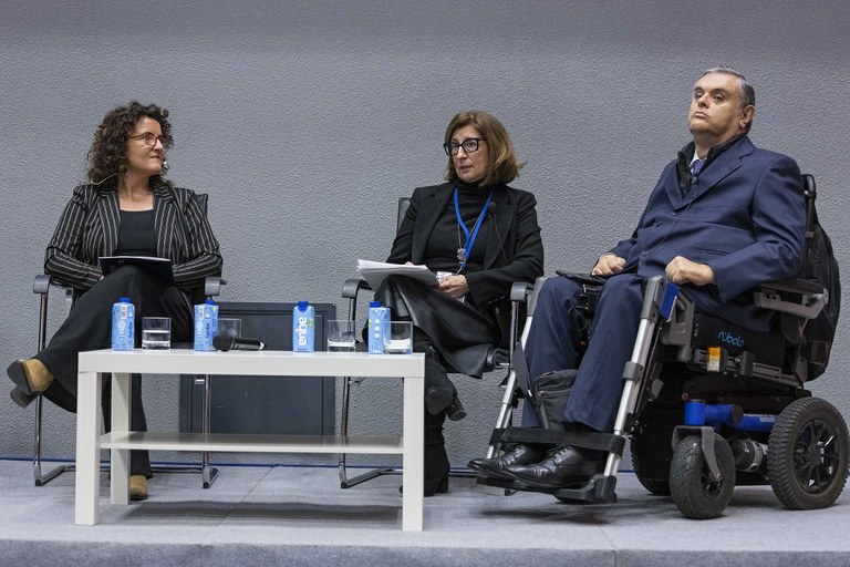 Jesús Hernández, en silla de ruedas, junto a Natalia Ortiz y Marina Diotallevi
