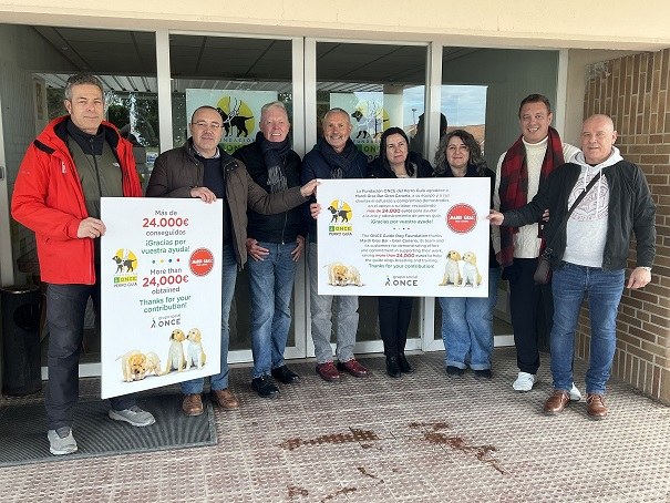 Lo donantes del pub Mardi junto a Varela y adiestradores de la FOPG que muestran los cheques con la donación