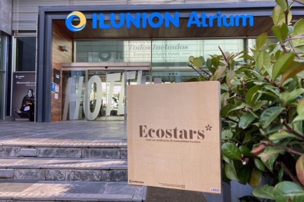 Cartel de certificado de sostenibilidad Ecostars en la entrada del Ilunion Atrium de Madrid