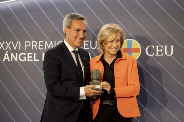Oñoro en el momento de recoger el premio