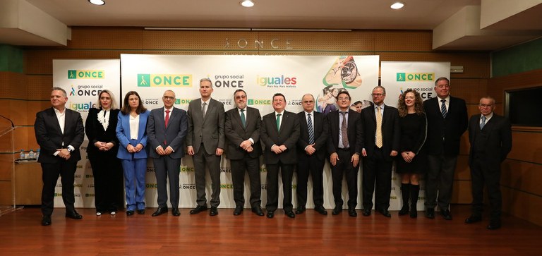 Foto de familia del equipo directivo de la DG con Miguel Carballeda en el centro