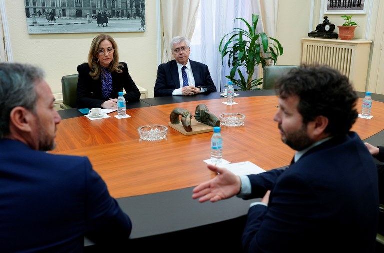 Momento de la reunión con el ministro y la embajadora en una sala del Consejo General de la ONCE