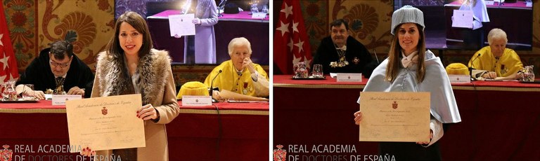 Ambas premiadas muestran sus dipllomas acreditativos del premio