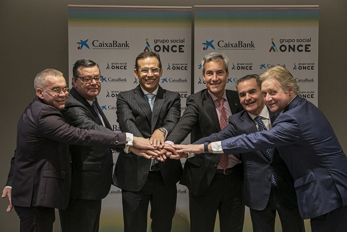 Todos los firmantes realizan un saludo en grupo