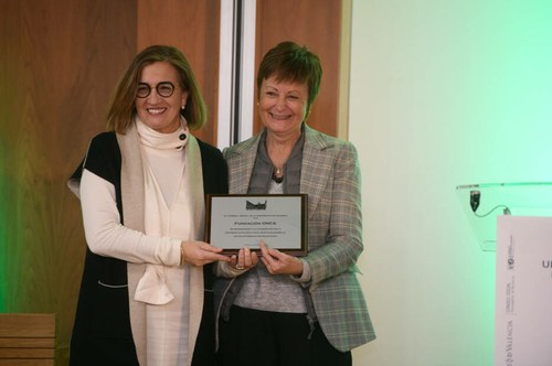 Isabel Martínez Lozano muestra su diploma acreditativo del premio a Fundación ONCE