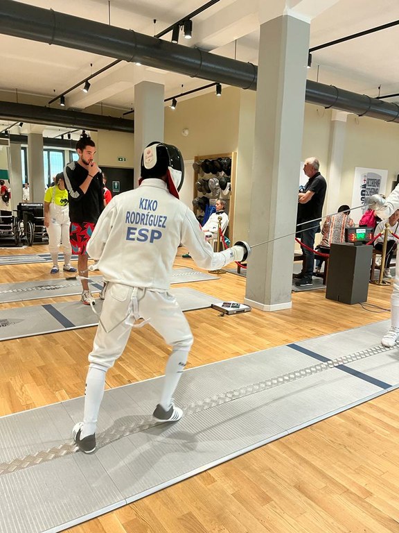 Kiko Mosteiro Rodríguez practica esgrima para ciegos desde los 15 años 