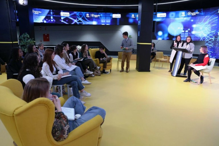 Reunión de los estudiantes en el HUB de X Talento Digital