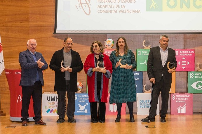 Martínez Lozano, en el centro, junto a Estela Medina, a la derecha, y Luis Leady