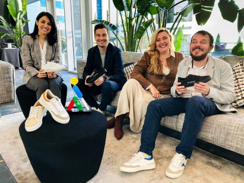 Soliveres muestra una de sus zapatllas Timpers en uno de los hoteles de Ilunion , junto a las responsables de la compañía hotelera y otro socio de Timpers