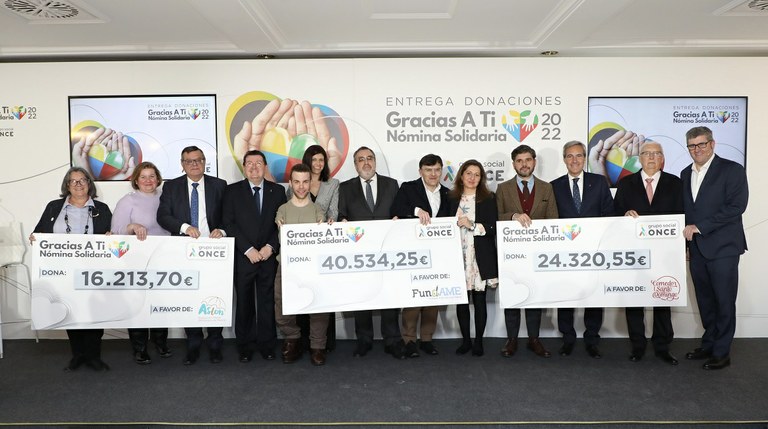 Foto de familia de las entidades y donantes mostrando los cheques con los respectivos donativos