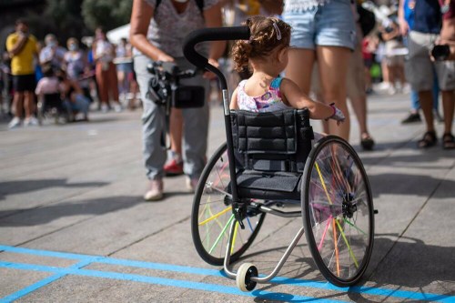 Niña en silla de ruedas