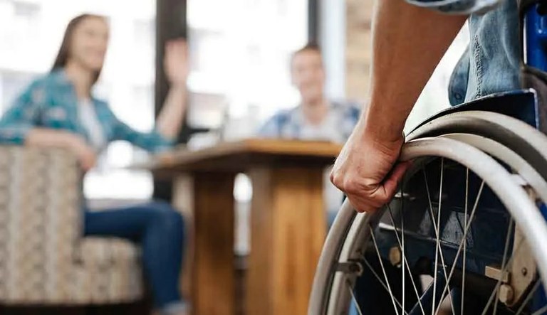 Primer plano de una persona en silla de ruedas
