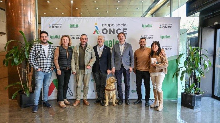 Foto de familia de los responsables de la ONCE en Valencia con los de la EMT
